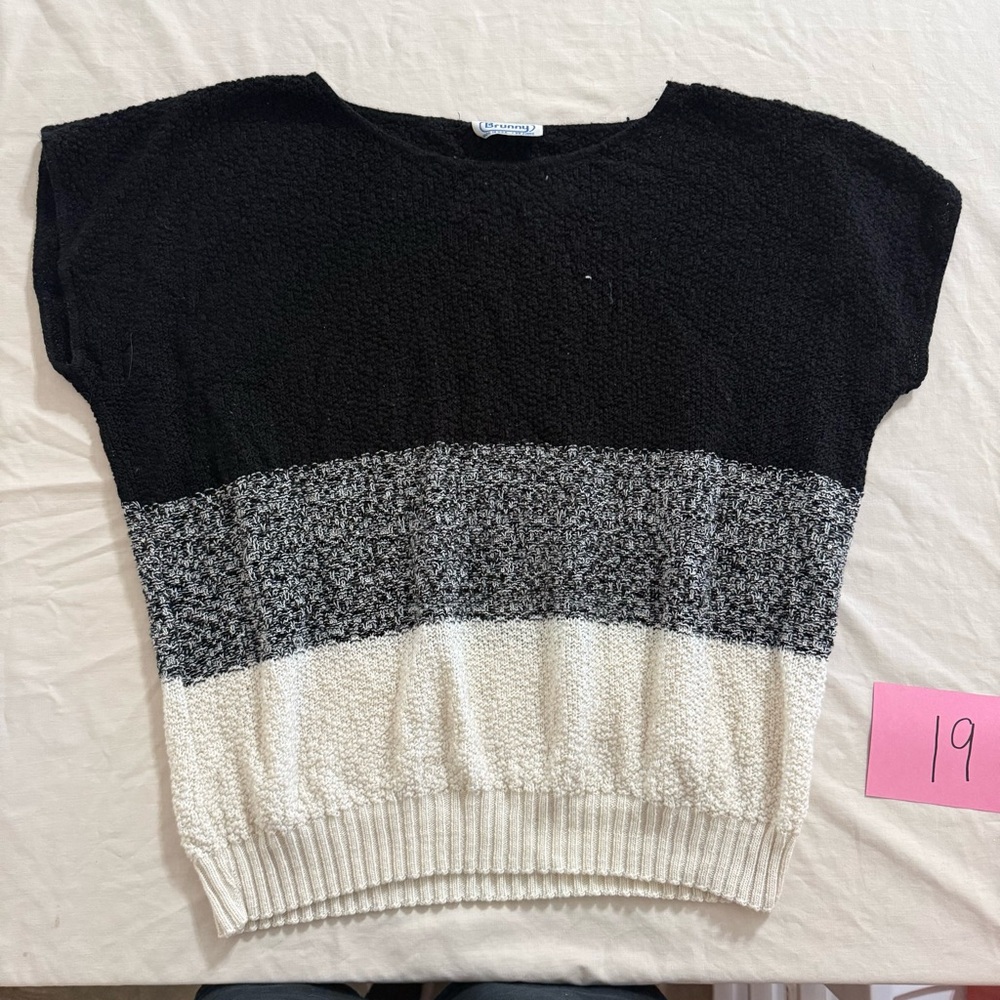 Chic Colorblock Short Sleeve Top - Picture 2 of 6